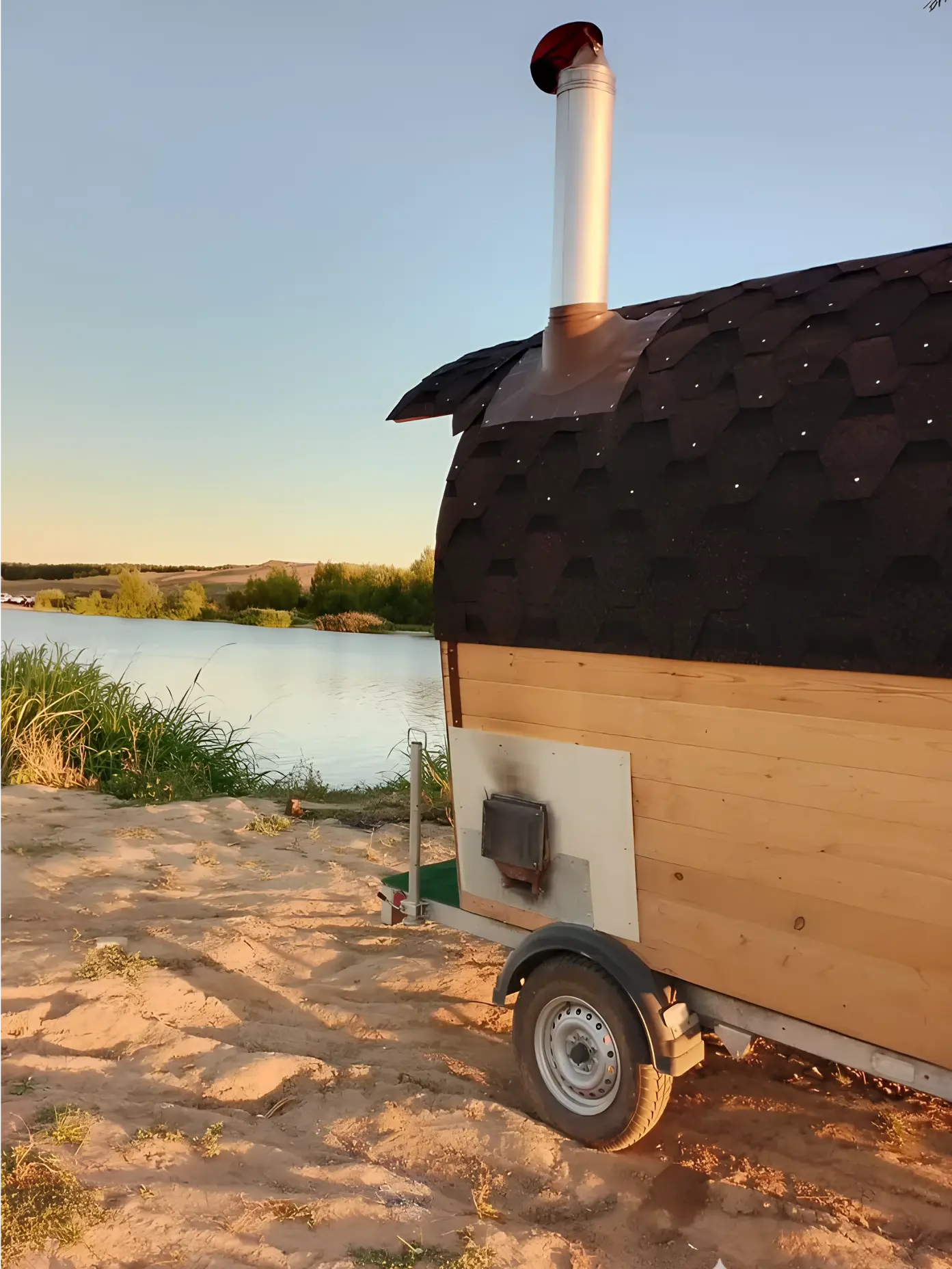 Интерьер мобильной бани Baneum Rotis с панорамным окном на закат